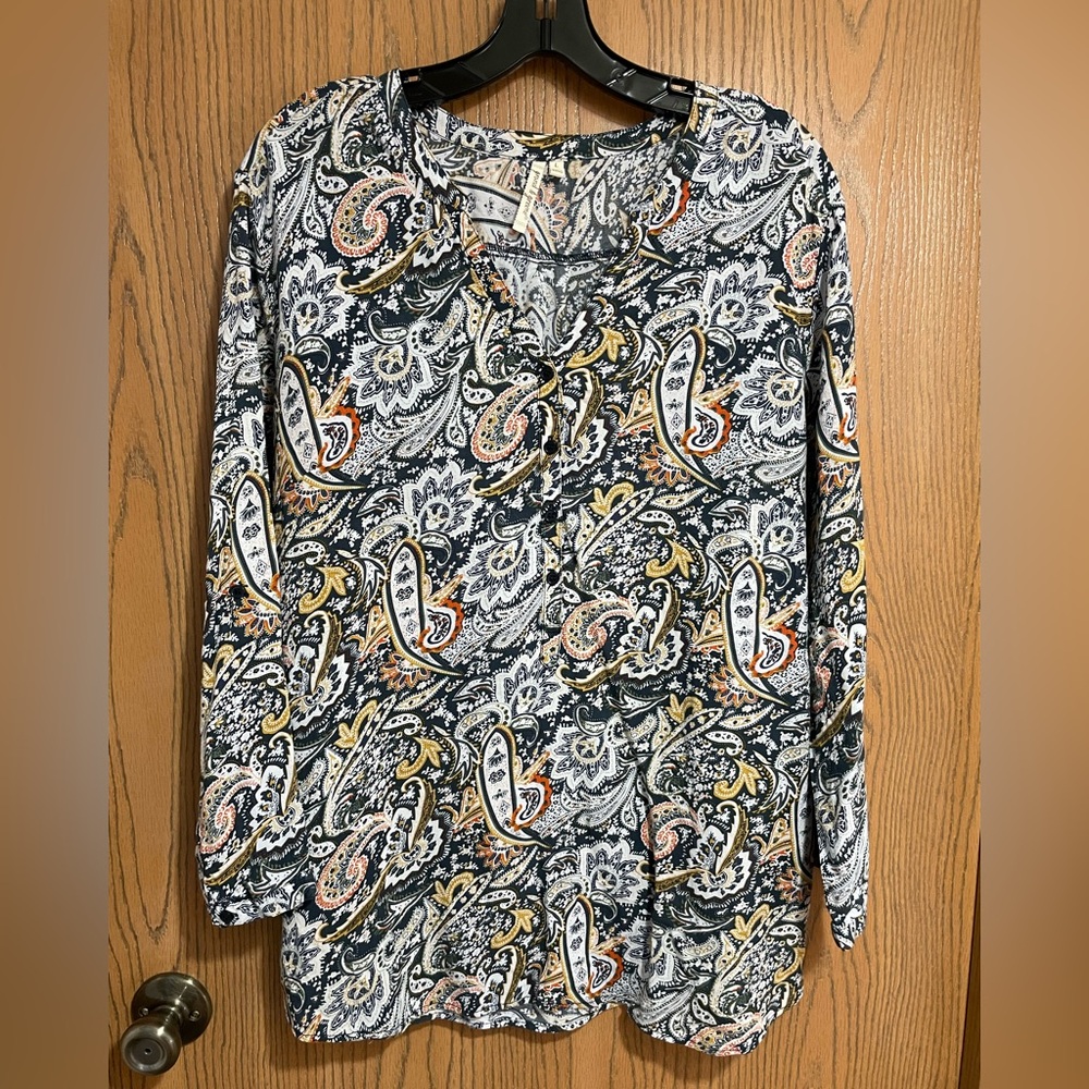 EUC Paisley Blouse in Black and White with V-Neck